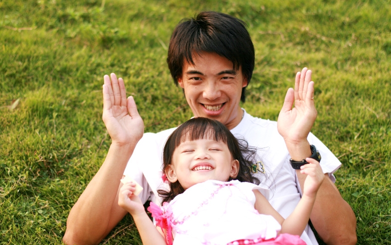 父亲帮女儿洗头正常吗,父亲帮孩子洗澡的好处