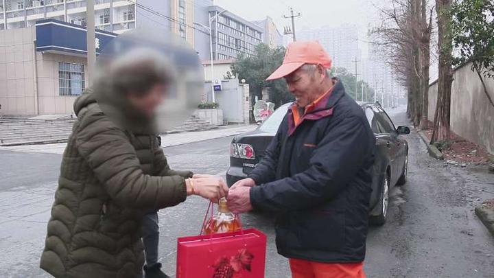 保洁捡到一万元手镯,捡来的金手镯怎么处理