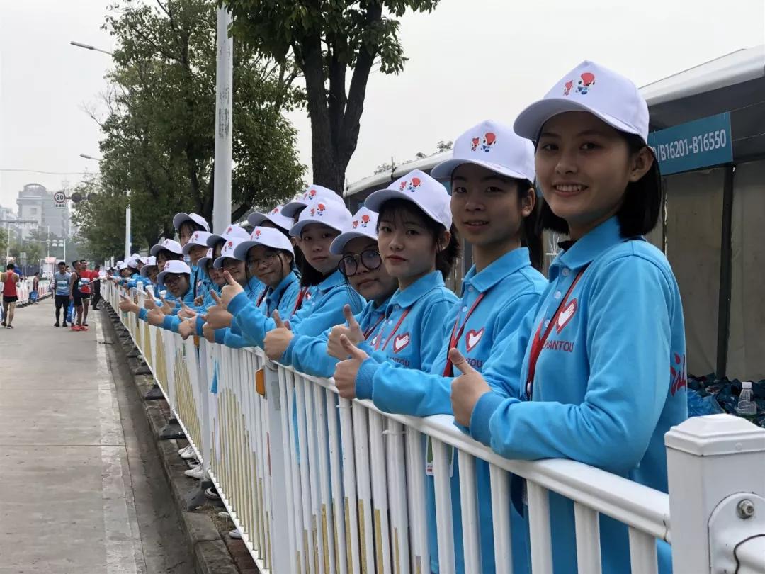 在街头当志愿者,凌晨四点出门当志愿者