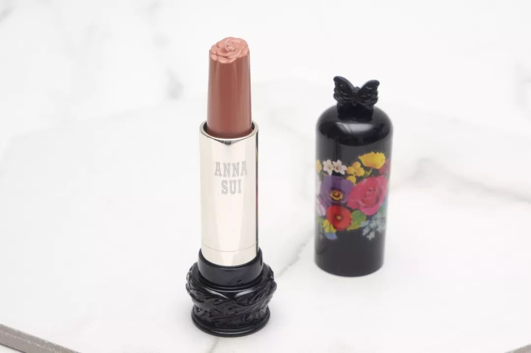 不做俗人的新一天，让安娜苏魔漾晶灵唇膏带你造型百变