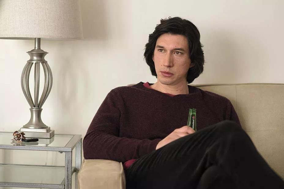 “寡姐”奉献了最好的演出，但它更有可能奥斯卡称帝。