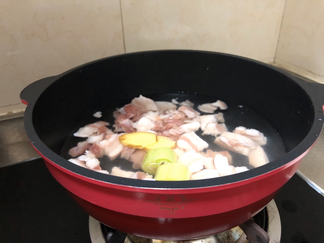 土豆五花肉焖饭的做法,土豆胡萝卜五花肉焖饭的做法