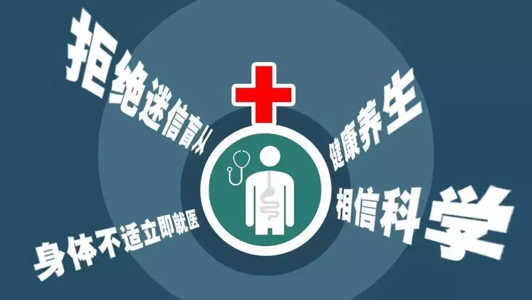 女子把果汁倒进输液瓶,水果榨汁注射静脉