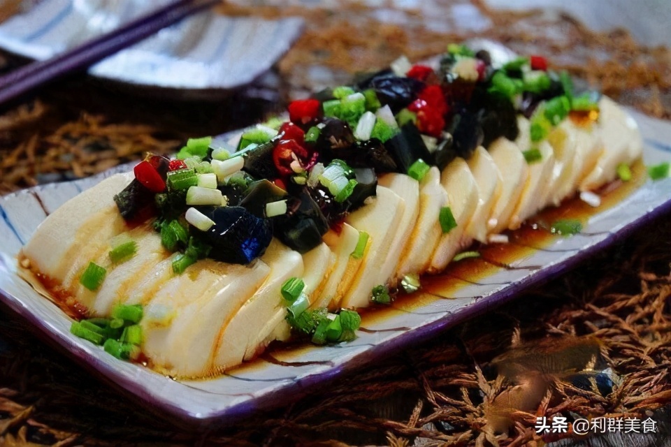健康美味、麻辣鲜香的凉拌松花蛋内酯豆腐，你喜欢吃吗？