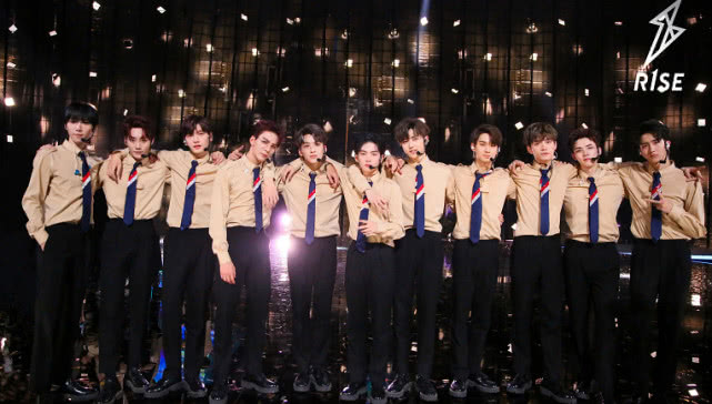 周震南穿7500大牌花衬衣，用红胶带遮盖敏感图案被赞太可爱了