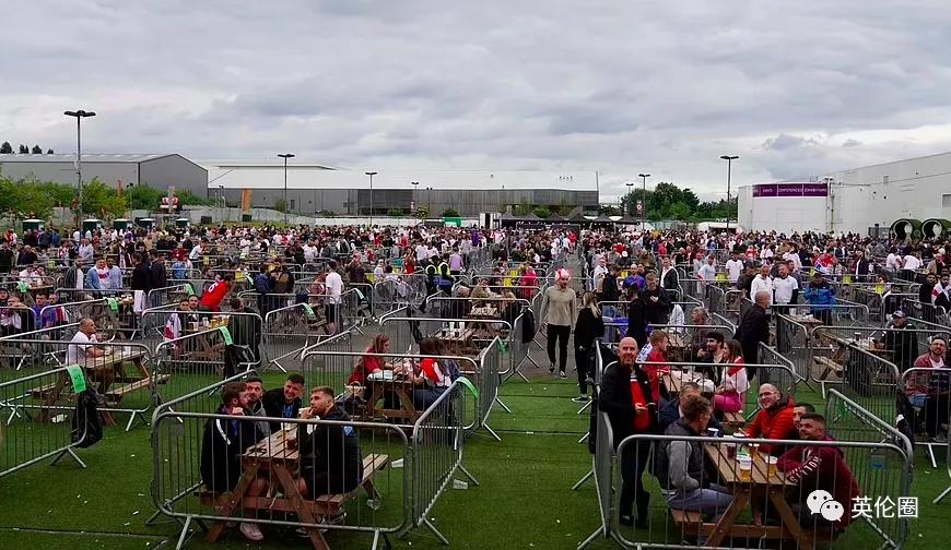 街头斗殴、醉酒裸奔...一大波短裙男子不顾警告涌入伦敦