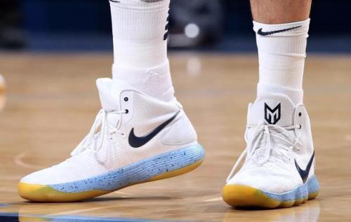 耐克衣服logo怎么辨别真假 (耐克zoomfly3怎么辨别真假)