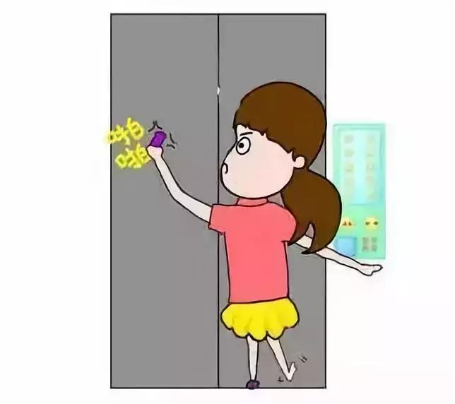 电梯35楼急速下坠女子教科书自救,电梯急速下坠的时候往上跳一下