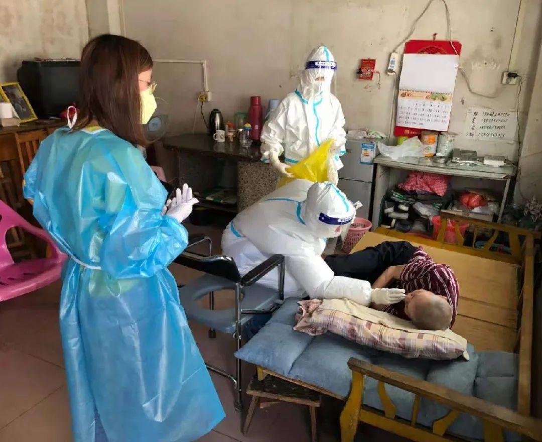 抗疫战场党旗飘扬,抗疫党旗在风雪中飘扬