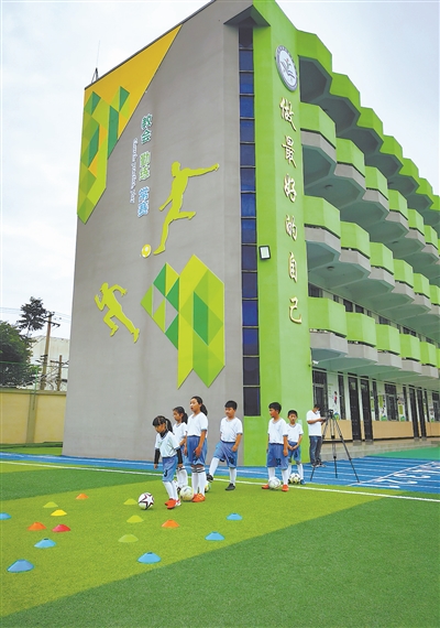 全国首批足球特色学校奖牌,全国青少年校园足球联赛河南大学