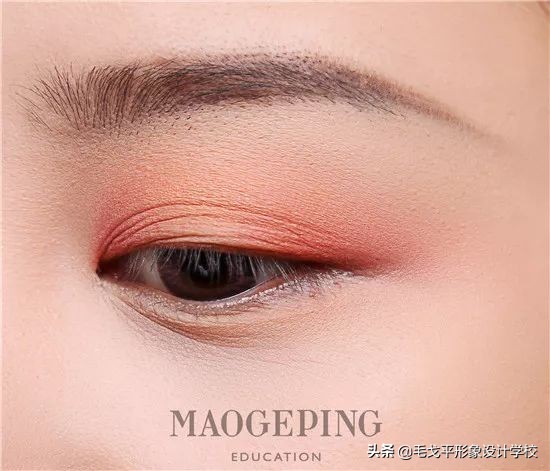怎么画眼妆才不显脏,想学画眼妆今年最流行的眼妆