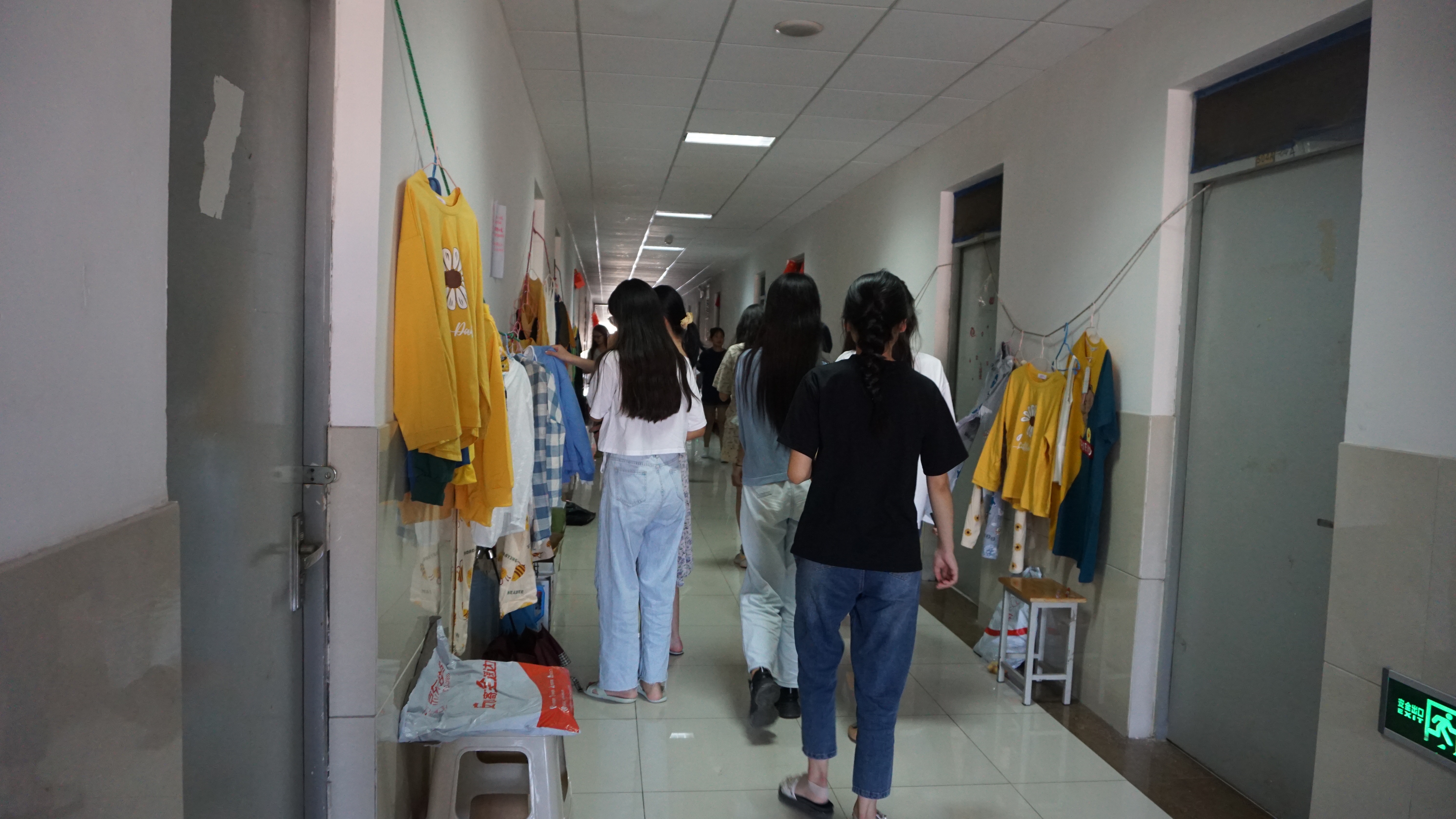 女大学生网购100多件衣服,女大学生网购衣服