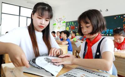 开学第一天晚上和孩子一起包书皮,开学第一天包书皮