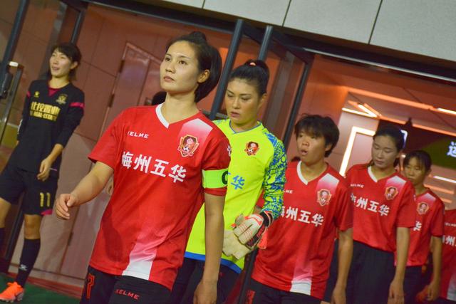 点赞！罗桂平荣膺“广东足球小姐”，李海新当选“广东最佳裁判”