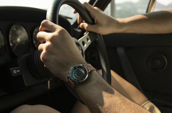 现实中霸道总裁来敲门，你开还是不开？