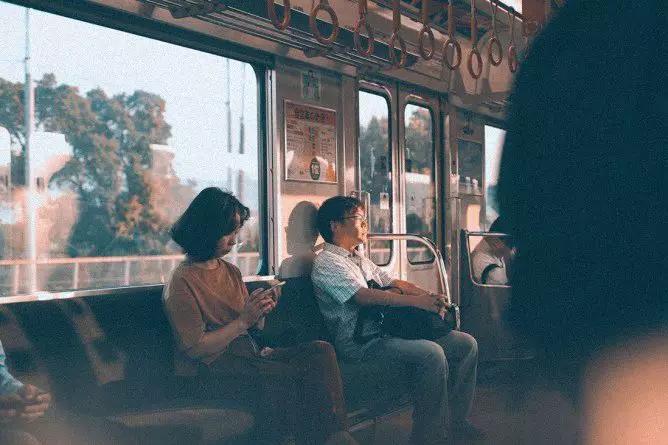 火车为什么还有人买硬座,火车卧铺比硬座难买