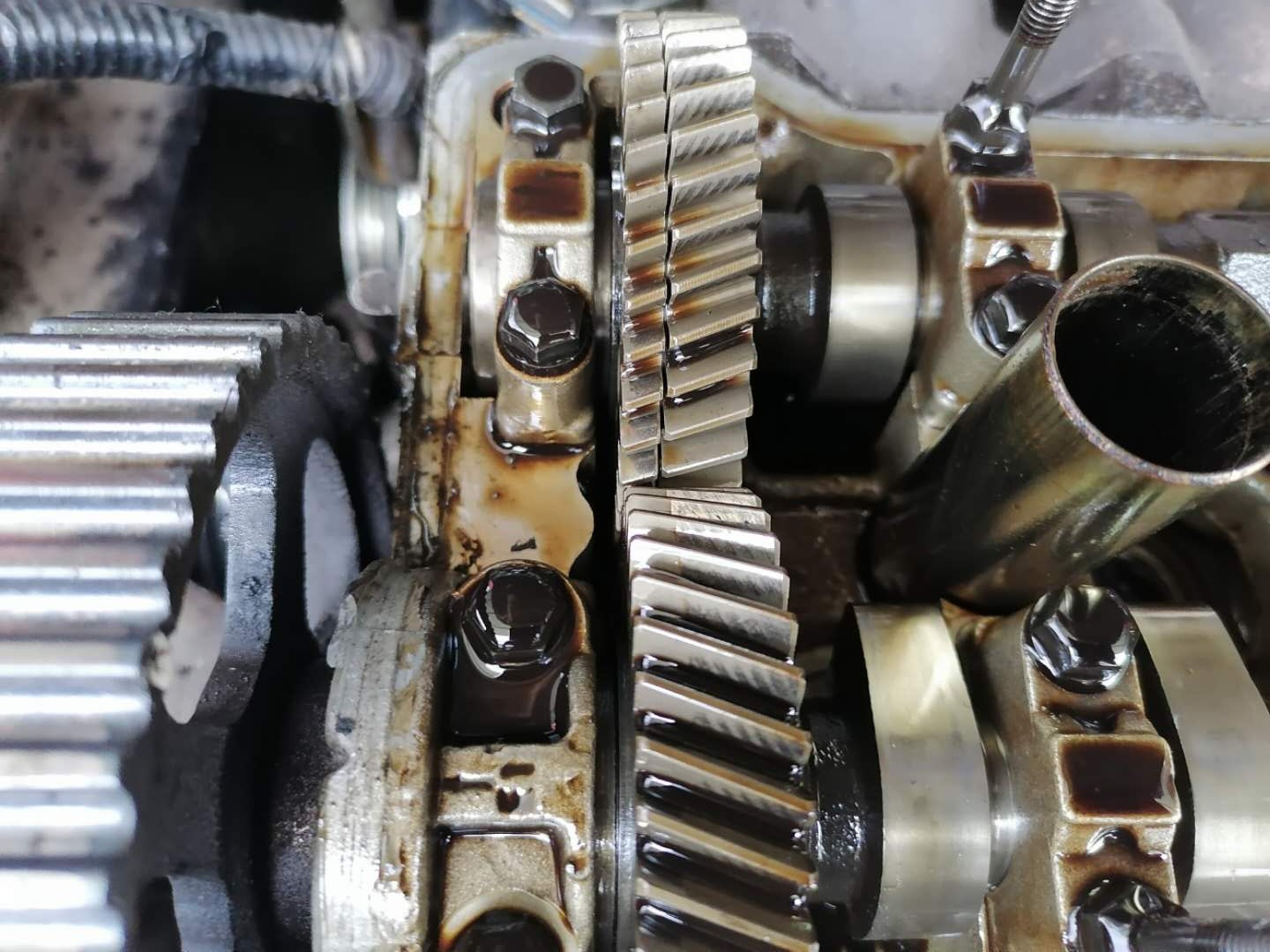 发动机漏油和烧机油大修多少钱,发动机漏油维修费用明细表