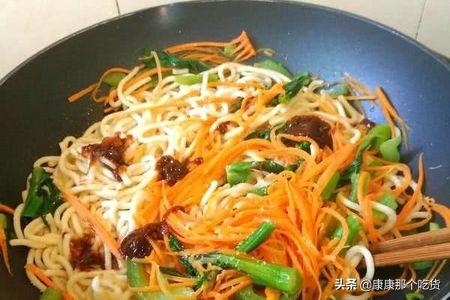 为什么炒饭炒面一放味精就粘锅,炒饭炒面不粘锅的技巧