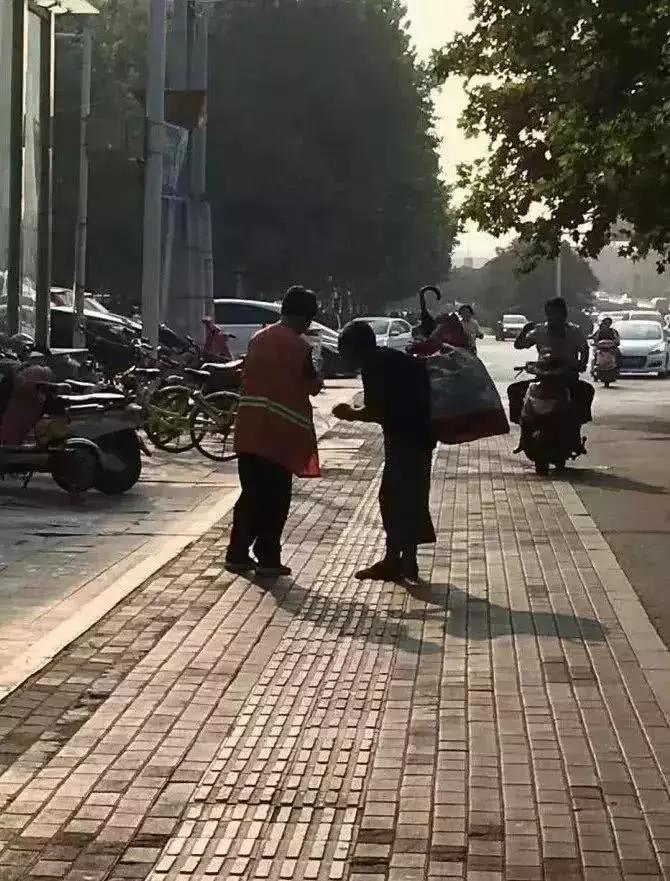 这才是董卿真实的样子,董卿跪地为什么获得网友的称赞