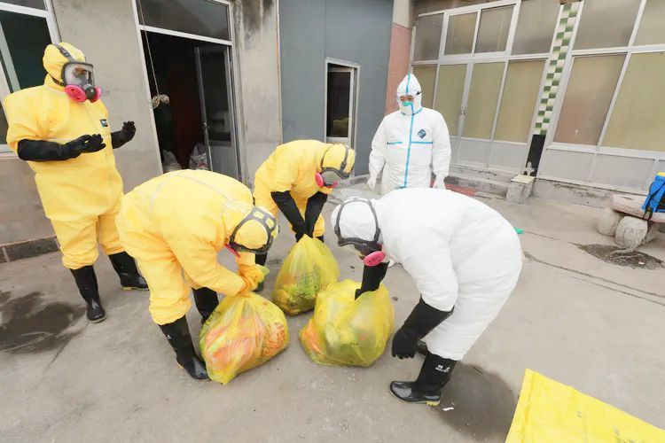 医护人员与孩子隔空喊话,抗疫医生隔空喊话
