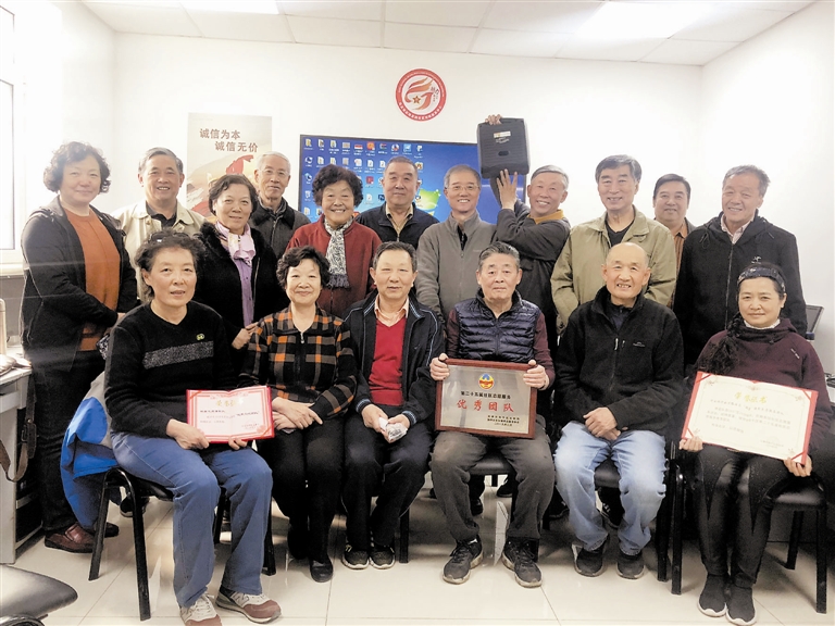 致敬银发志愿者,春运银发志愿者唱响最美夕阳红