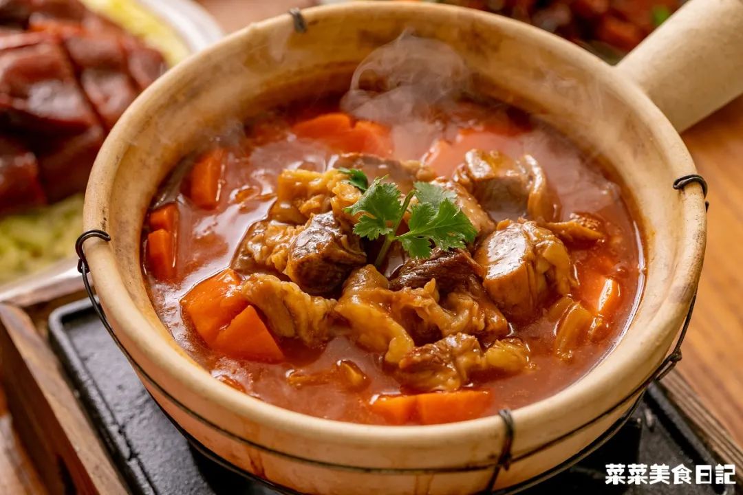 折腾一下午的年夜饭终于上桌了,历时五小时为家人做一顿年夜饭