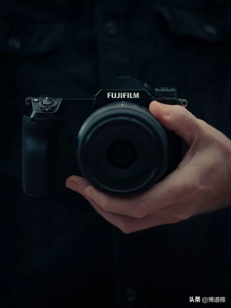 富士GFX100S：和索尼α1一样是台专业相机，拍视频是赠品
