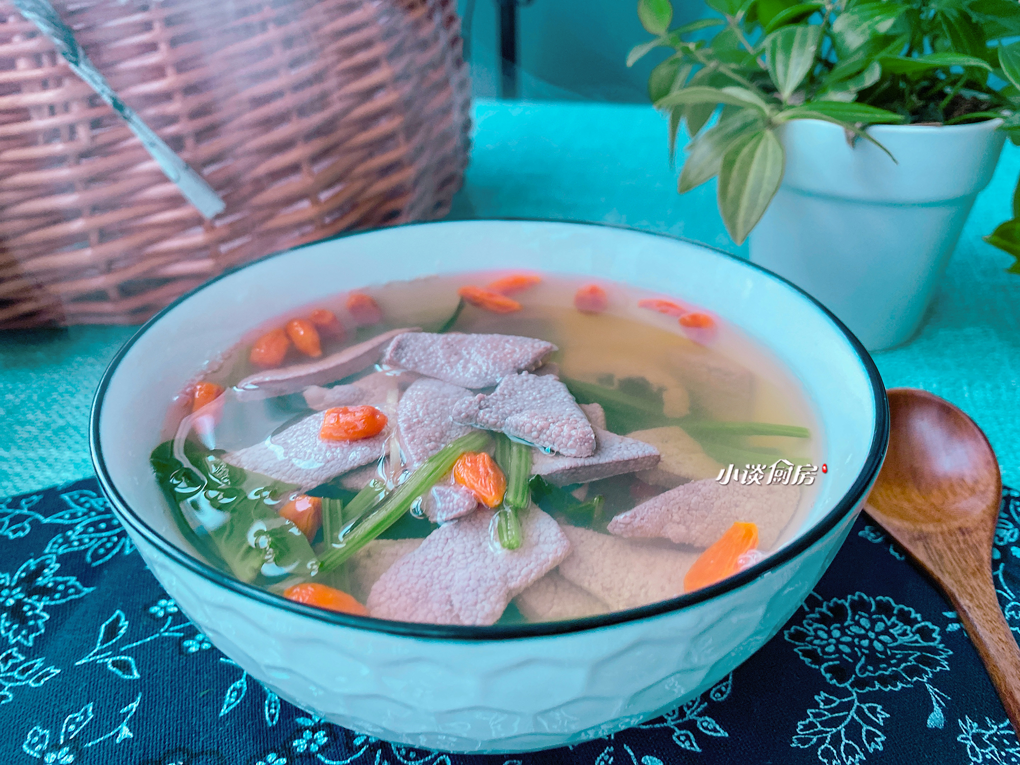 用眼多度,记得喝这碗“护眼汤”,富含维生素A,学生*党**要常喝