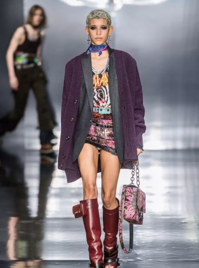 把裤子穿在肚脐上面会怎么样,把裤子扎进腰里的穿搭