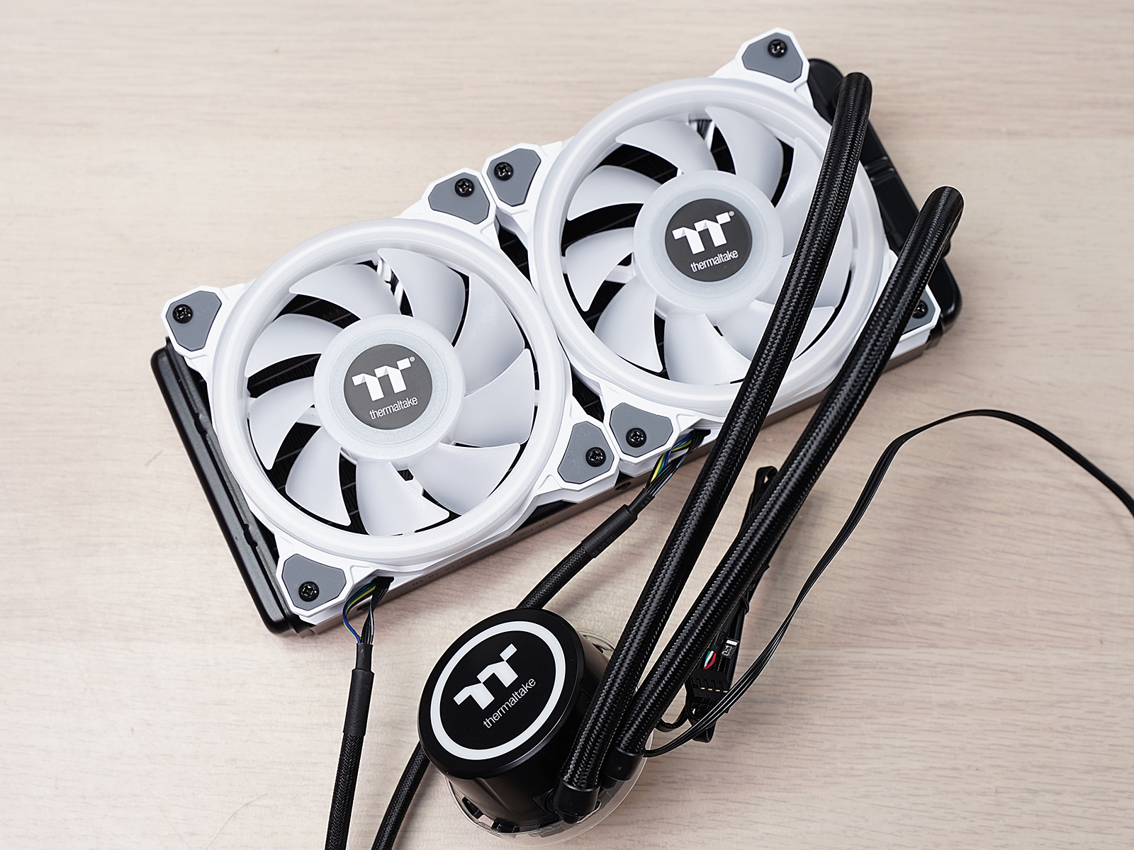 秀桌面：送老婆RGB全家桶PC，钱都花在光效上的感觉真棒