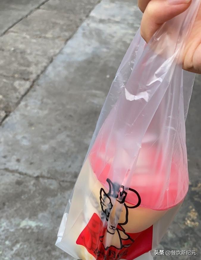 河南新乡，男子买奶茶表示蜜雪冰城好喝，浑然不知，这是山寨店