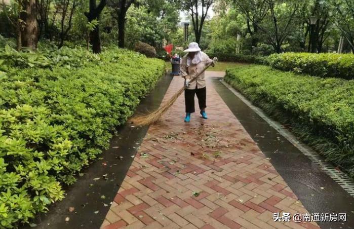 暴雨季节来临物业为你保驾护航,暴雨中物业人的坚守