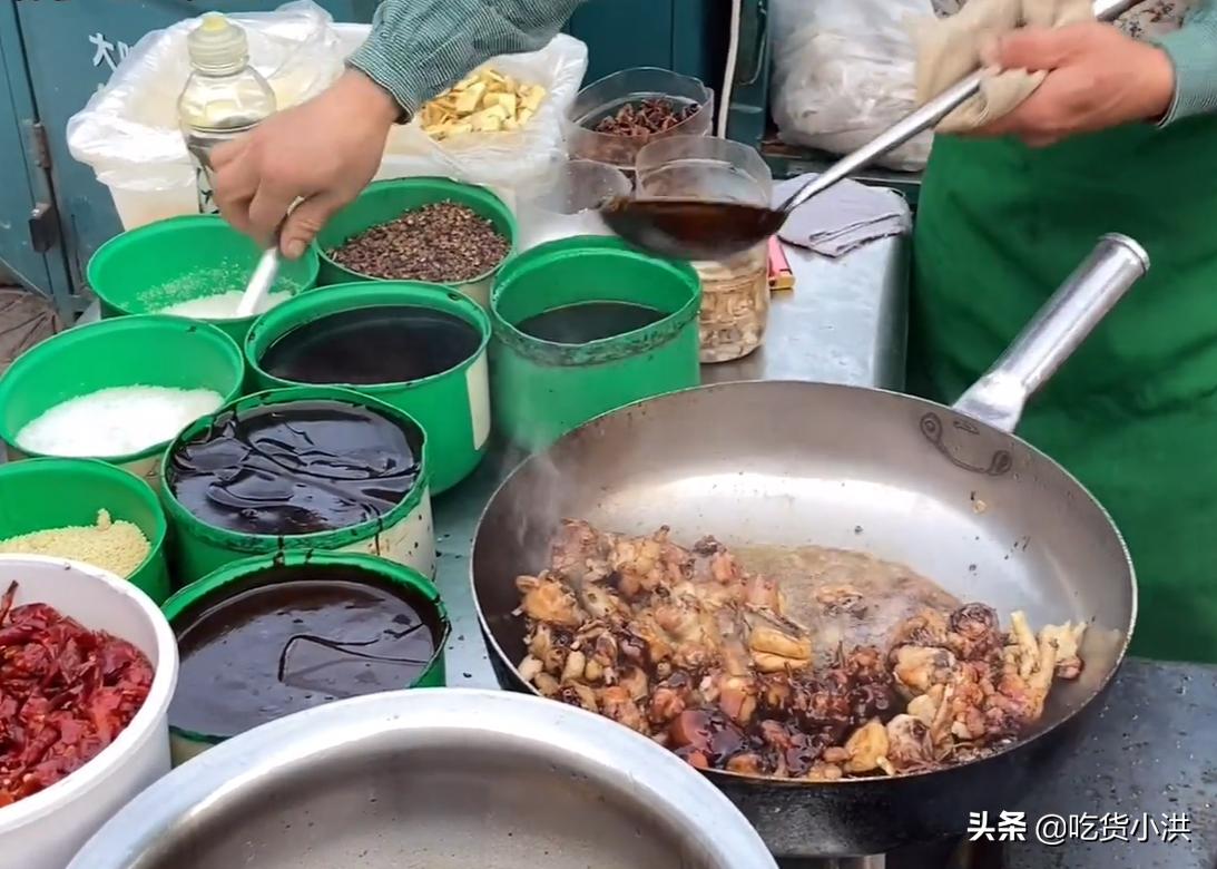 临沂炒鸡夫妻,临沂小哥露天卖炒鸡