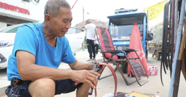 农村现割牛皮带,农村集市20元一根现割牛皮带