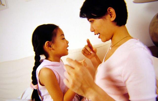 博物馆内现裸体艺术,母女行为惹路人争议,网友:性无知真可怕