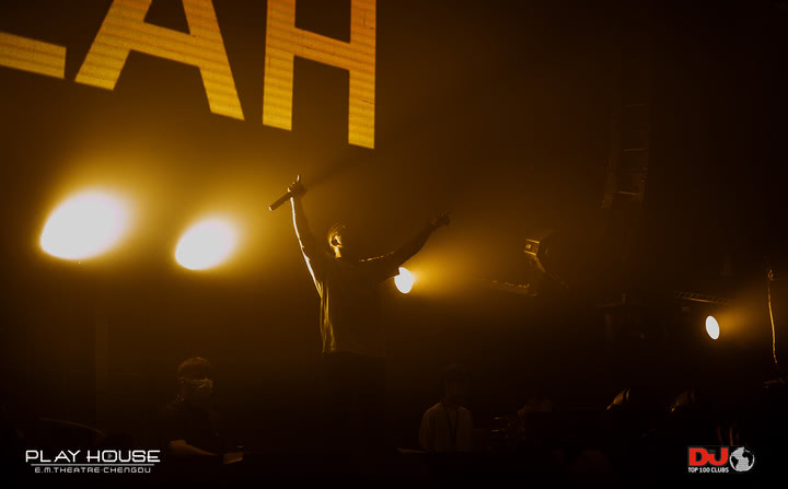 他拍下成都夜店的“纸醉金迷”，都市男女们在这里挥金如土