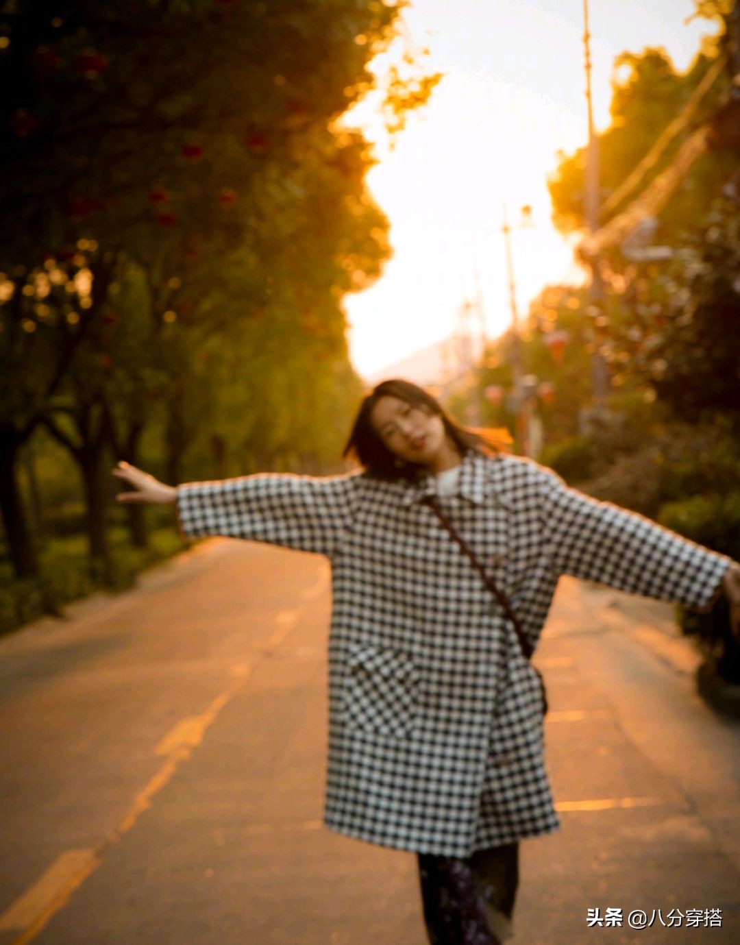 刘雯仗着超模身材就“乱穿”，超肥千鸟格大衣穿出高级感，太任性