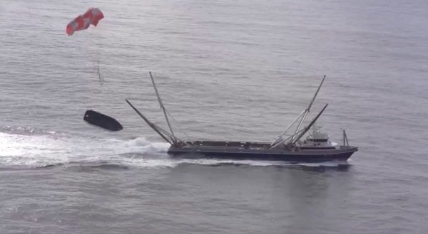 首次重型猎鹰发射成功,猎鹰重型火箭首飞成功视频回顾