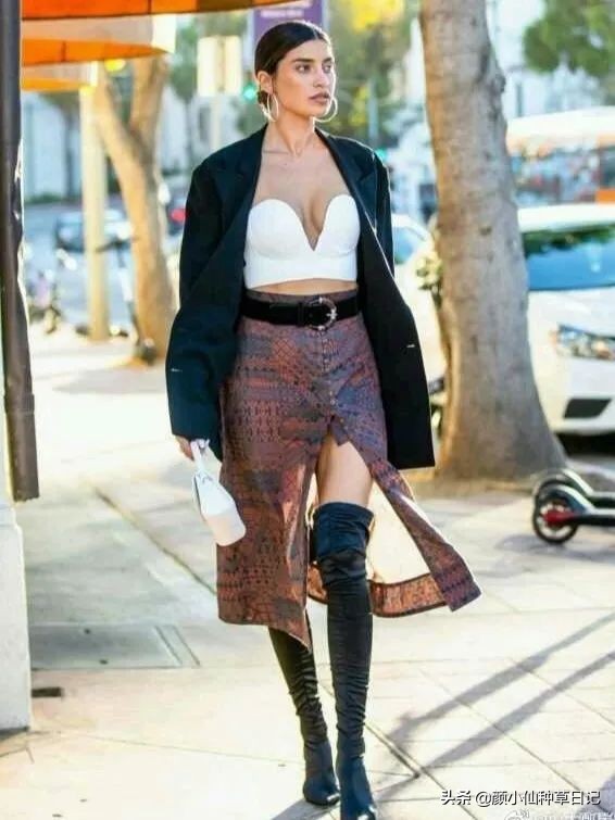 柳岩露出香肩,柳岩露锁骨