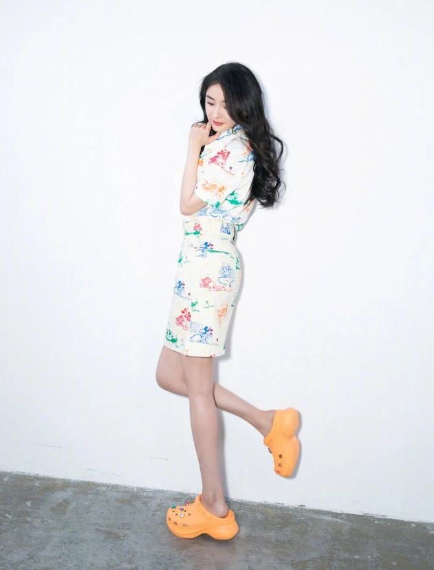 路人镜头下的杨幂腿细成这样,杨幂的腿虽细却不直