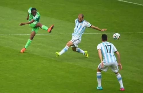 足球防人小技巧,足球后卫防人必学十大技巧