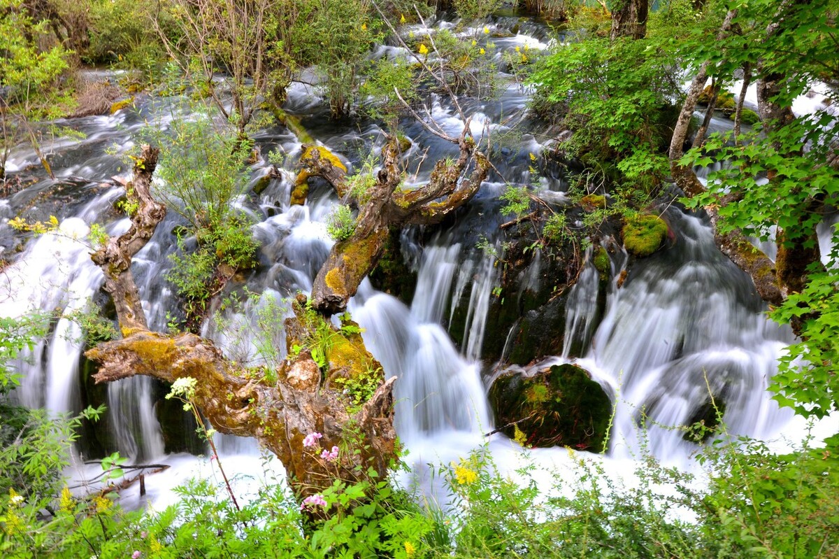10月份国庆大假去九寨沟合适吗，天气如何，温度多少，穿什么衣服