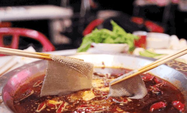 排队两个小时才吃上火锅,排队两小时也要吃到的烤鱼