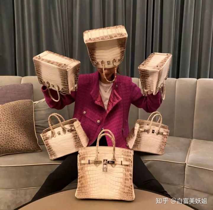 小红书上晒奢侈品的女孩为什么那么多？