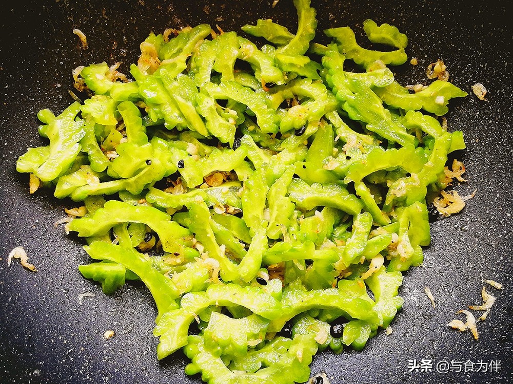 苦瓜怎么去除苦味最好方法,苦瓜焯水和抹盐哪个去苦味