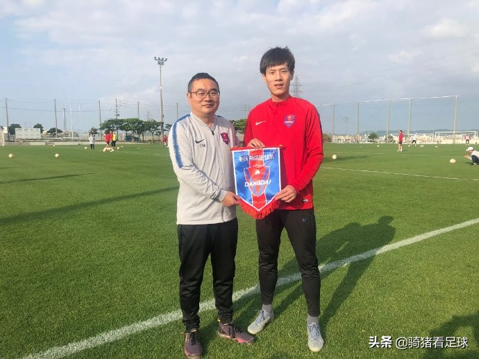 国安金左脚再返山城，张外龙赞：媲美姜至鹏，欢乐兄弟在重庆斯威