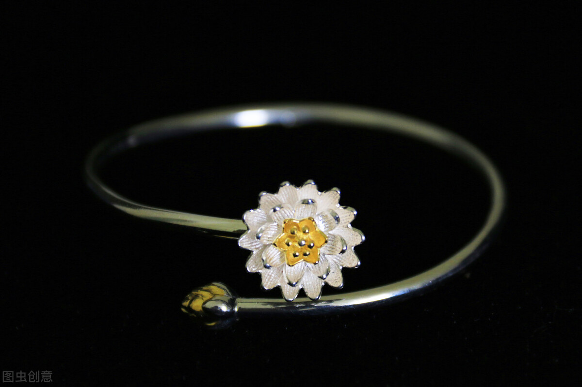 佩戴银饰变黑的原因,佩戴银饰有什么讲究