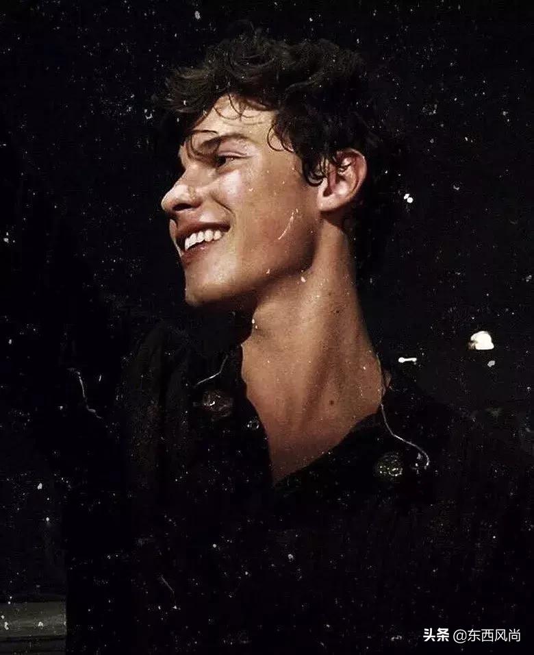 萌德确认了CK最新代言人的身份，网友呼吁裤子必须穿好！