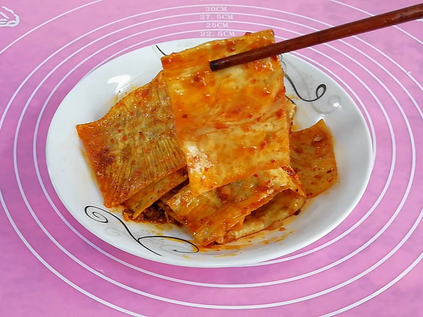 怎么自己在家做辣条又健康又好吃,在家自己做辣条口感筋道香辣美味