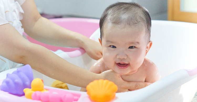 如何帮婴儿洗澡,新手爸爸妈妈如何帮宝宝洗澡